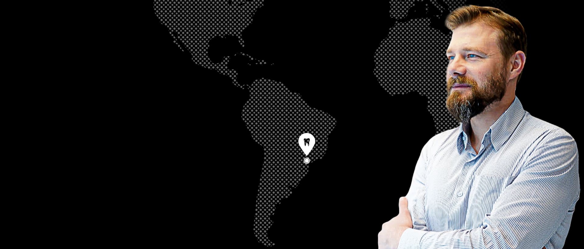 Dr. Ricardo Kern vor der Weltkarte der USTOMED Scientific Partner, Paraná, Brasilien