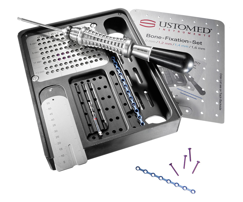 Bone-Fixation-Set von USTOMED, geöffnet mit Schrauben, Platten und selbsthaltendem Schraubendreher