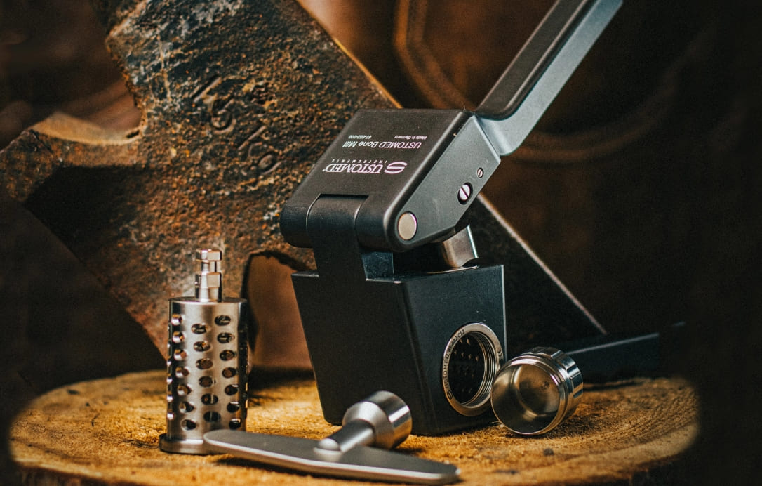 USTOMED Knochenmühle mit Schneidzylinder auf Holz