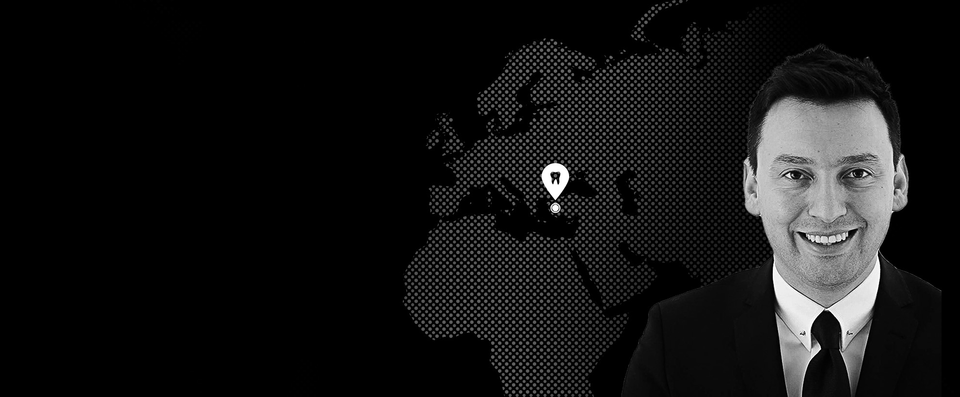Dr. Serhat Aslan vor der Weltkarte der USTOMED Scientific Partner, Izmir, Türkei